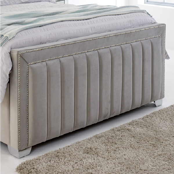 Classic Charm: Sierra Panel Border Bed.